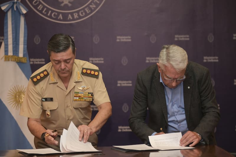 El ministro de Defensa, Carlos Presti y el secretario de Obras Públicas de la Nación, Luis Giovine, firman el acuerdo