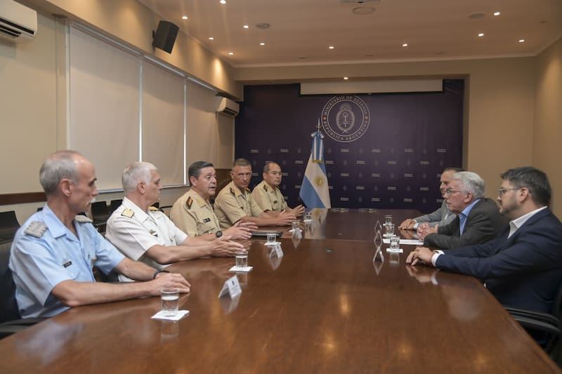 El ministro de Defensa, Carlos Alberto Presti, encabezó el anuncio