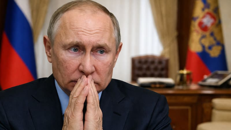 Rusia intenta borrar evidencia de que Putin podría abandonar el poder: preocupa su estado de salud en el Kremlin.