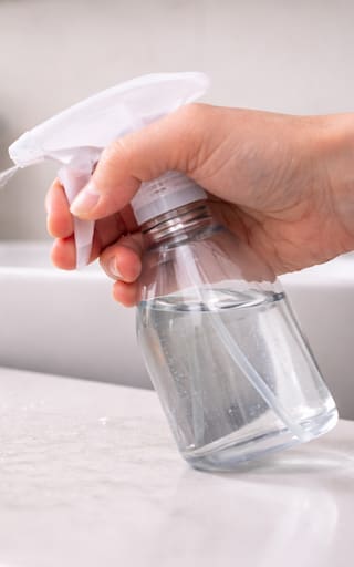 El spray de agua con vodka en el baño que pocos conocen, pero los expertos recomiendan: para qué sirve