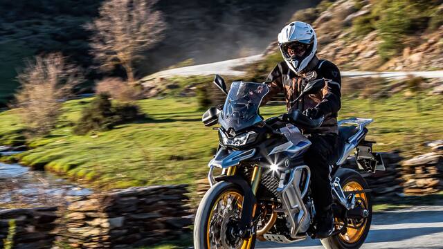 La nueva moto de Voge destaca por su innovación, seguridad y rendimiento: se consigue en el país por menos de 9200 euros