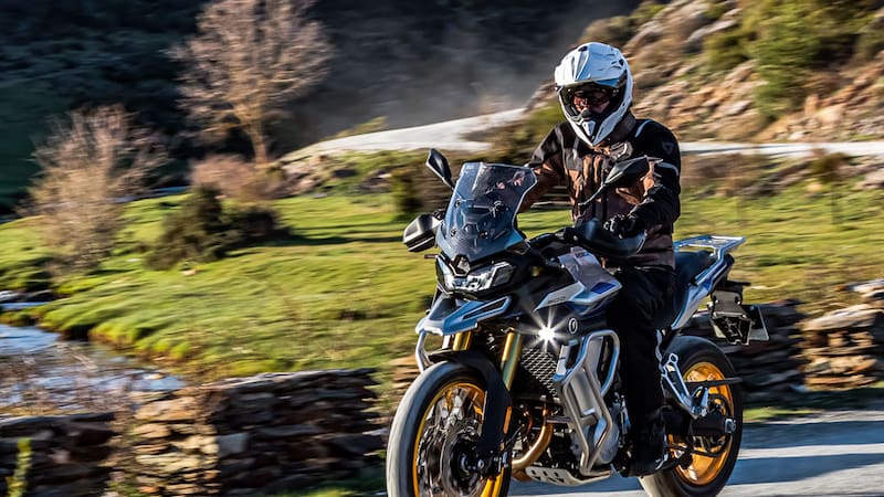 La nueva moto de Voge destaca por su innovación, seguridad y rendimiento: se consigue en el país por menos de 9200 euros.