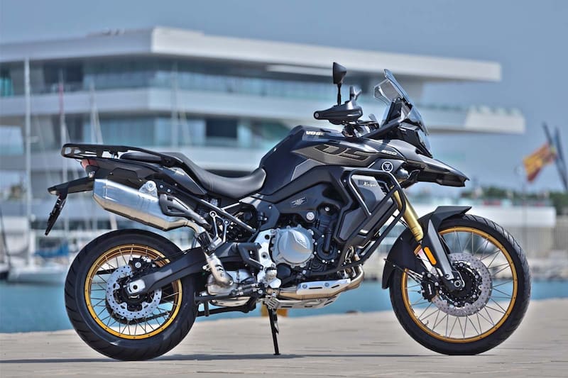 La Voge 900DSX destaca por su innovación, seguridad y rendimiento.