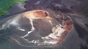 El volcán Chichón en Chiapas burbujea azufre líquido y gases tóxicos; expertos de la UNAM advierten que podría ser peligroso para los turistas