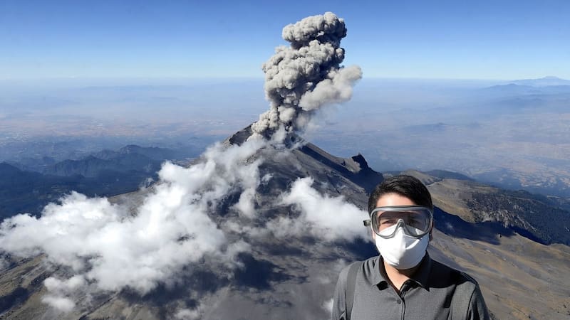 El Centro Nacional de Prevención de Desastres del Gobierno de México mantiene el volcán Popocatépetl bajo monitoreo constante y anunció caída de fragmentos incandescentes.