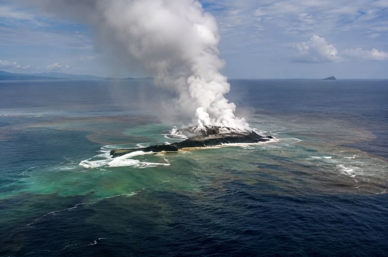 La actividad del volcán submarino Kavachi provoca que el mar parezca entrar en ebullición.