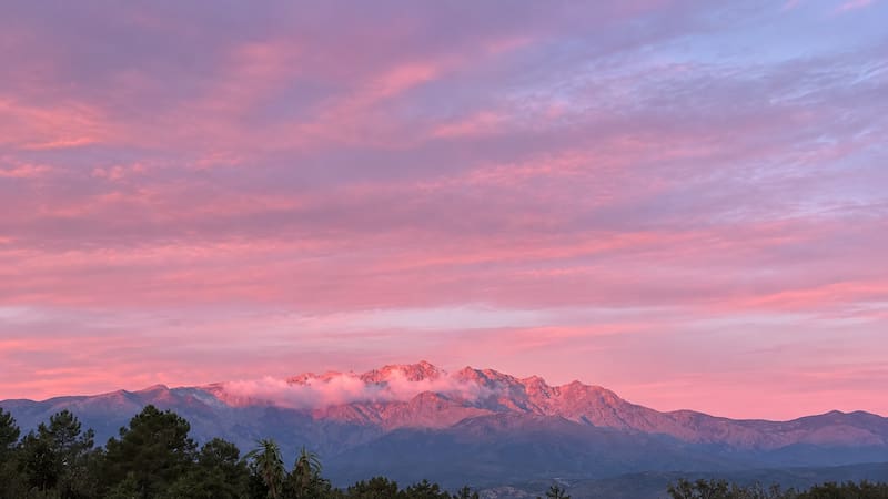 Una finca de cinco hectáreas ofrece alojamiento en plena naturaleza, desayuno, almuerzo y acceso a distintas comodidades.