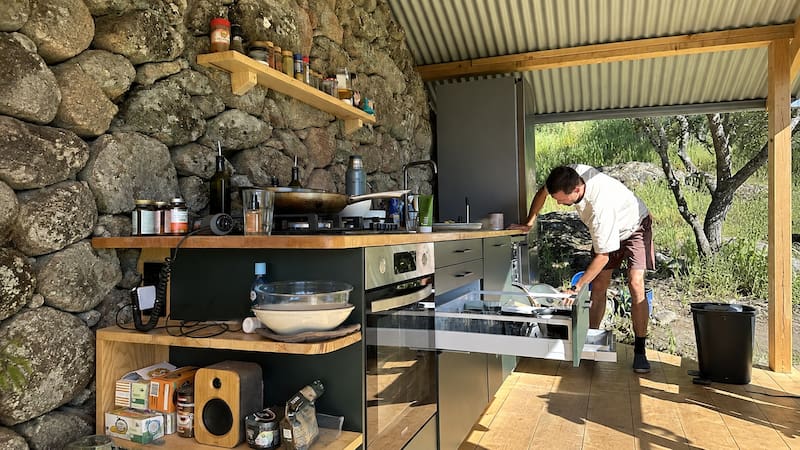 Cocina equipada de la casa de campo Villanueva de la Vera, Extremadura, España