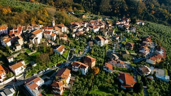 Buscan voluntarios para vivir gratis en una aldea Toscana en Italia: ofrecen alojamiento y comida a cambio de trabajar en noviembre