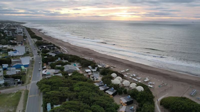 Buscan voluntarios para vivir en Necochea | Ofrecen alojamiento a cambio de colaborar en un complejo frente al mar: requisitos, fechas y cómo postularse.