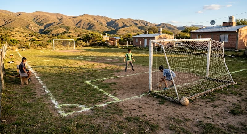 El rol principal del voluntario consiste en actuar como asistente o entrenador de fútbol para niños de escasos recursos.