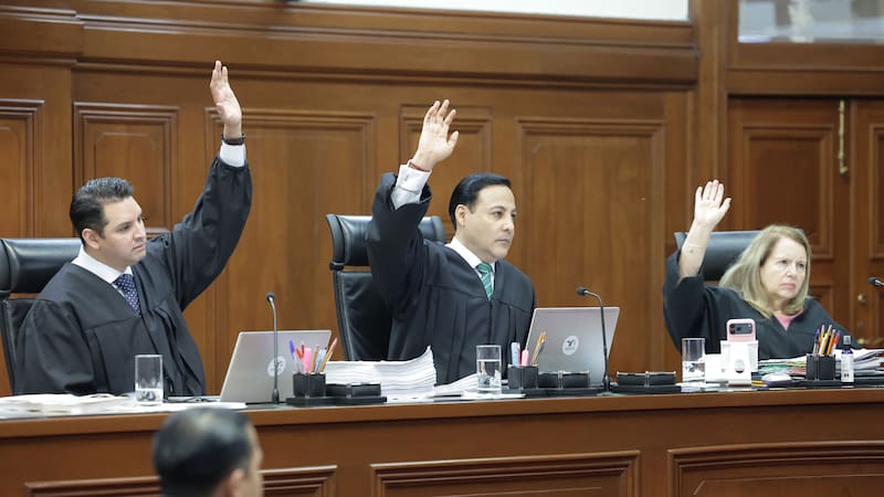 Ministros: Arístides Rodrigo Guerrero García, Giovanni Azael Figueroa Mejía y Loretta Ortiz Ahlf.