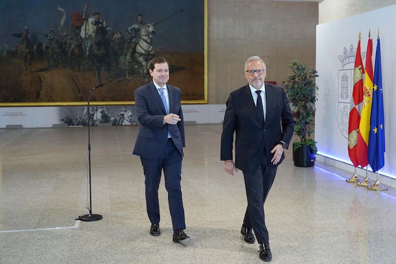 El presidente del PP de Castilla y León, Alfonso Fernández Mañueco (i) y el portavoz de Vox en las Cortes, Carlos Pollán (d), informan sobre el acuerdo de gobierno entre ambas formaciones, este miércoles, en Valladolid.