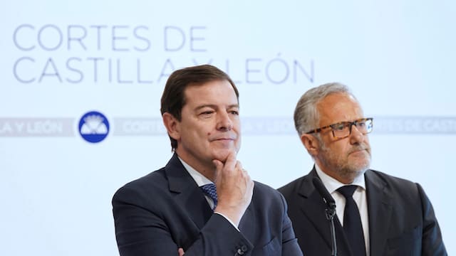 El acuerdo PP-Vox establece la “prioridad nacional” para ayudas y endurece la política migratoria: “No más menores extranjeros no acompañados”