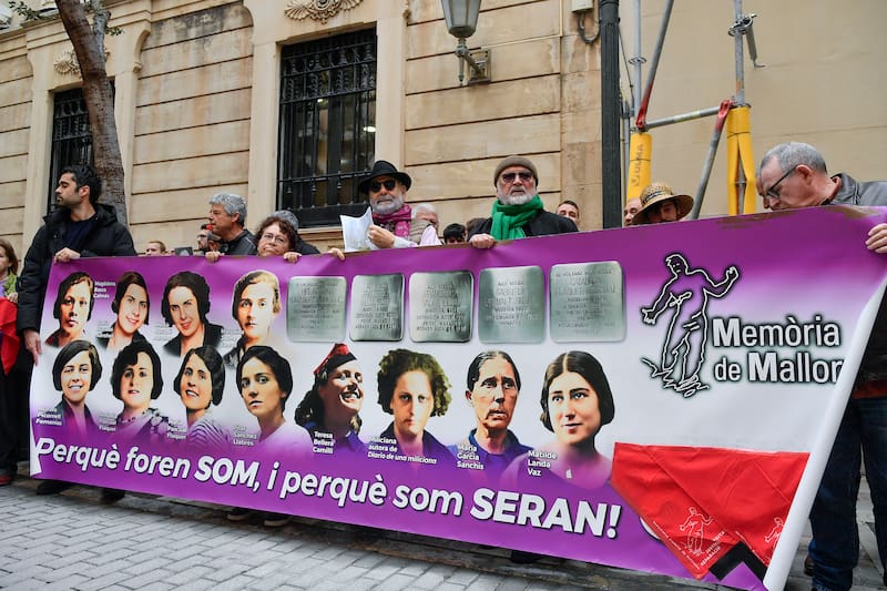 PALMA, 10/03/2026.- Manifestación convocada a las puertas del Parlament balear contra la derogación de la Ley de Memoria Democrática, este martes en Palma. EFE/ Miquel A. Borràs