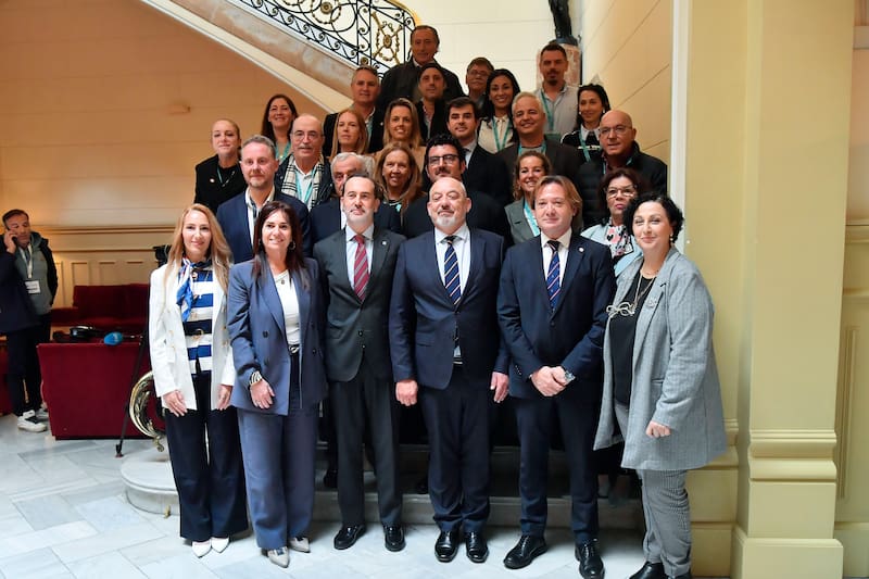 PALMA, 10/03/2026.- LLos diputados de Vox posan para una foto de grupo tras el pleno del Parlament balear que ha derogado este martes la Ley de Memoria Democrática, este martes en Palma. La propuesta de Vox ha contado con el apoyo del PP y la oposición de todos los partidos de izquierda de la Cámara legislativa. EFE/ Miquel A. Borràs