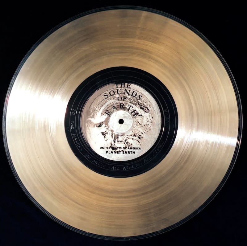 Así luce el disco de oro enviado al espacio en 1977 por la NASA.