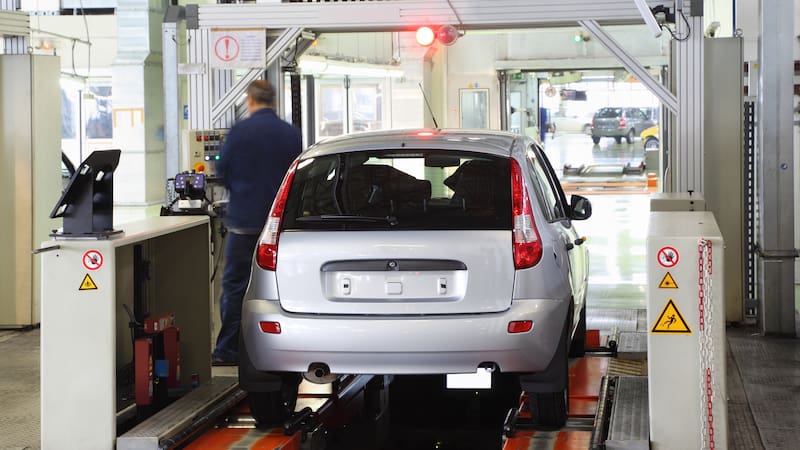 Auto en la verificación técnica vehicular.