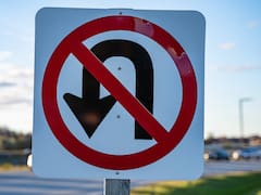 Qué significa la señal de tránsito con una flecha curva en “U” y el símbolo de prohibido