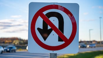Qué significa la señal de tránsito con una flecha curva en “U” y el símbolo de prohibido