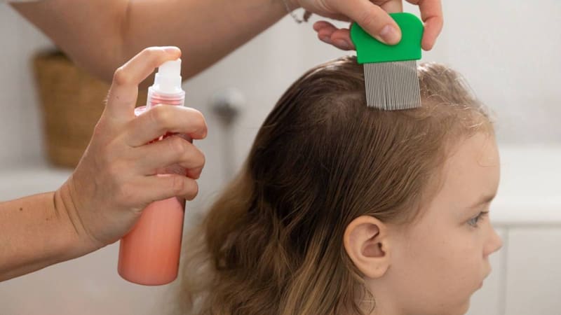 ¿Cómo mantener limpias las cabezas de niños y niñas después de eliminar los piojos?