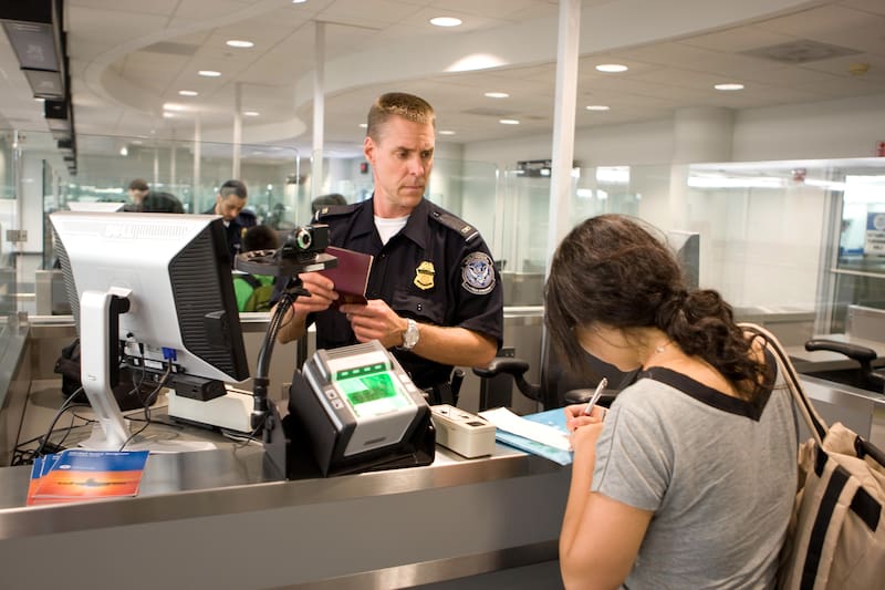 Los extranjeros habilitados por el Visa Waiver Program (VWP) pueden entrar a Estados Unidos sin visa ni pasaporte. (Fuente: U.S. Customs and Border Protection)