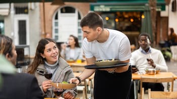 Adiós a la propina obligatoria: multarán a bares, restaurantes y cafés que la incluyan en la cuenta de forma automática