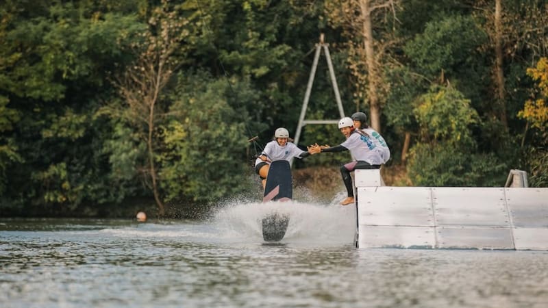 Con el wakeboard como atractivo principal, Sharewood se erige como un verdadero polo regional de los deportes acuáticos. Foto: @sharewoodpilar