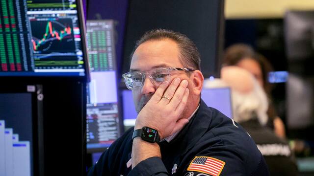 El enfrentamiento de Trump con Europa golpeó a Wall Street y sube el riesgo país