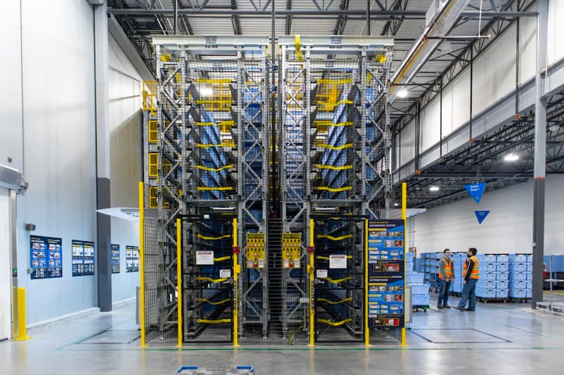 Walmart sumó un nuevo centro semiautomatizado en el que decenas de robots se encargan de preparar los pedidos online.