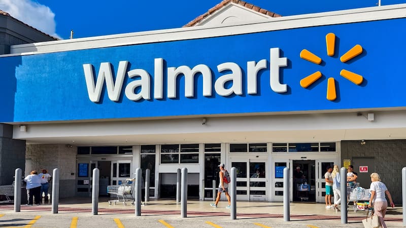 Walmart is clearing out a coffee machine that makes espresso, cappuccino and latte for $180: it has more than 50% off.