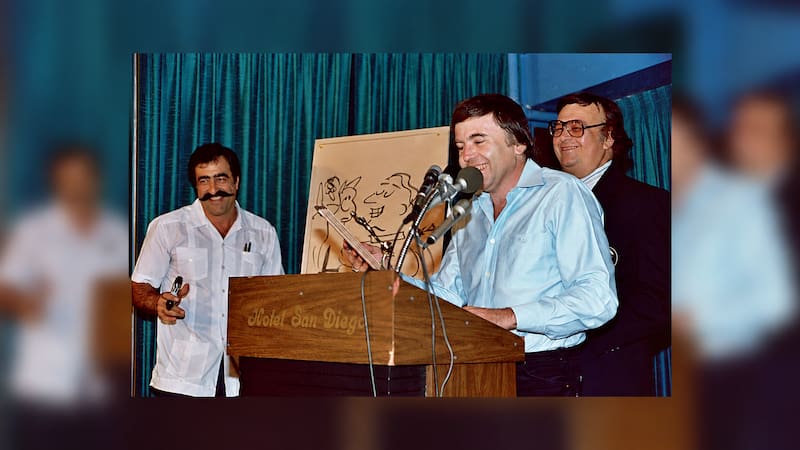 El actor Walter Koenig ("Chekov" en la serie original de Star Trek) recibe un premio Inkpot mientras Sergio Aragonés y Shel Dorf observan durante la Comic-Con de San Diego de 1982 (hoy llamada Comic-Con International).
