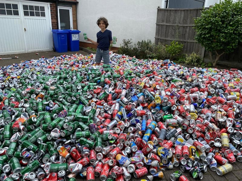Un adolescente de 13 años encontró una forma inesperada de ayudar al ambiente y a familias vulnerables: en tres años recicló 1,5 millones de latas de aluminio y logró recaudar USD 22.500 con su proyecto solidario.