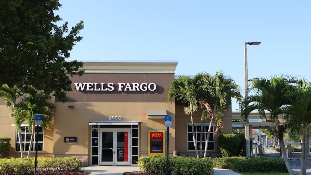 Welf V Wells Fargo, Chase, Capital One, and Fifth Third advance salary and ...