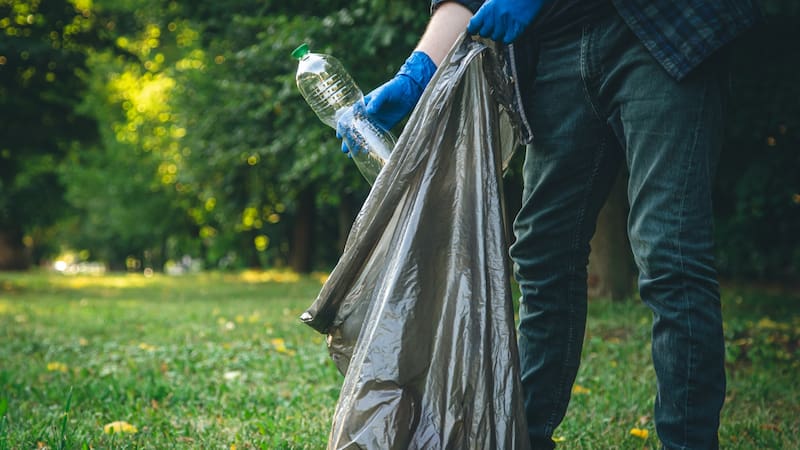 What does the psychological study say about people who pick up the trash on the street?