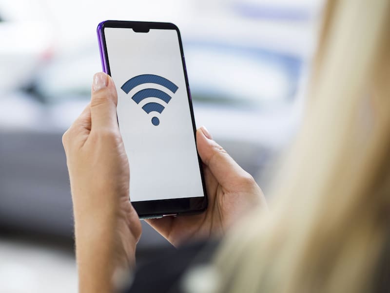 Poner papel aluminio debajo del módem de WiFi: para qué sirve y por qué lo recomiendan. (Fuente: Freepik).