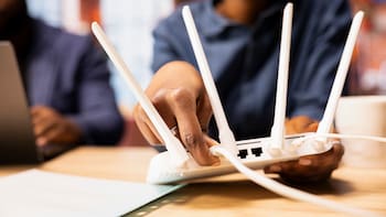 El truco que pocos conocen y puede mejorar tu internet: cómo saber si hay alguien más conectado a tu WiFi y cómo echarlo