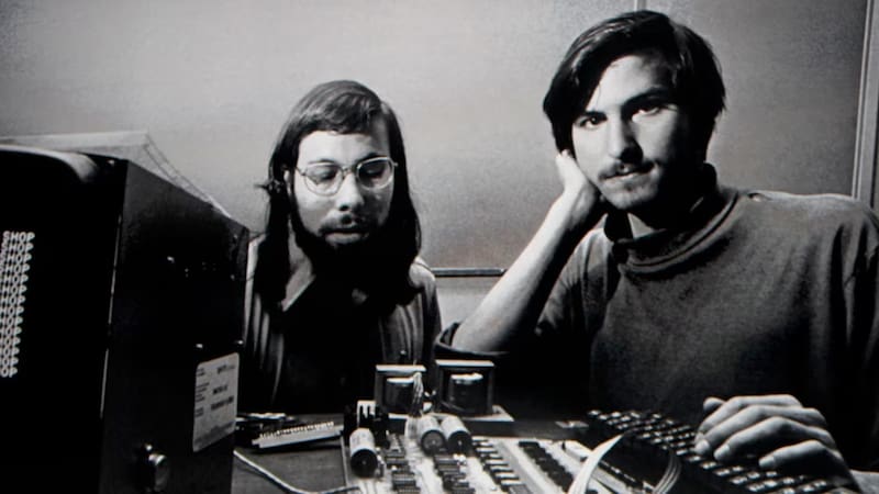 Steve Wozniak y Steve Jobs fundaron Apple en 1976 para producir computadoras personales.