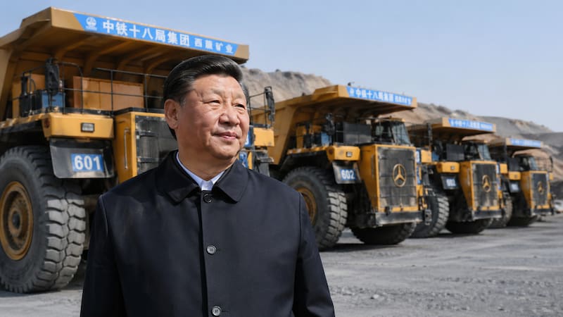 400 toneladas de carga, 5G y conducción autónoma a -40°C: China pone en marcha la flota de camiones mineros eléctricos autónomos más grande del mundo. (Representación creada con IA)