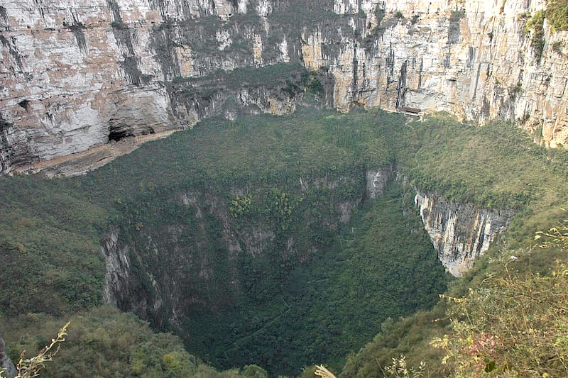 El Xiaozhai Tiankeng, el sumidero más profundo del mundo.