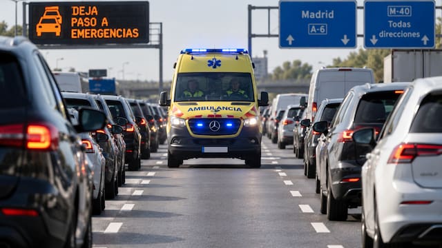 Ya es oficial: el Gobierno cambia las normas y, a partir del 1 de octubre, prohíbe a los conductores parar el coche en su carril cuando hay caravana