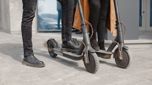 Ya es oficial | La DGT cambia la normativa para los patines eléctricos: cuál es la nueva edad mínima y de cuanto son las multas