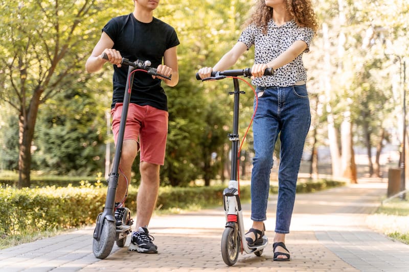 Ya es oficial | La DGT cambia la normativa para los patinetes eléctricos: cuál es la nueva edad mínima y de cuánto son las multas. Fuente: Freepik.
