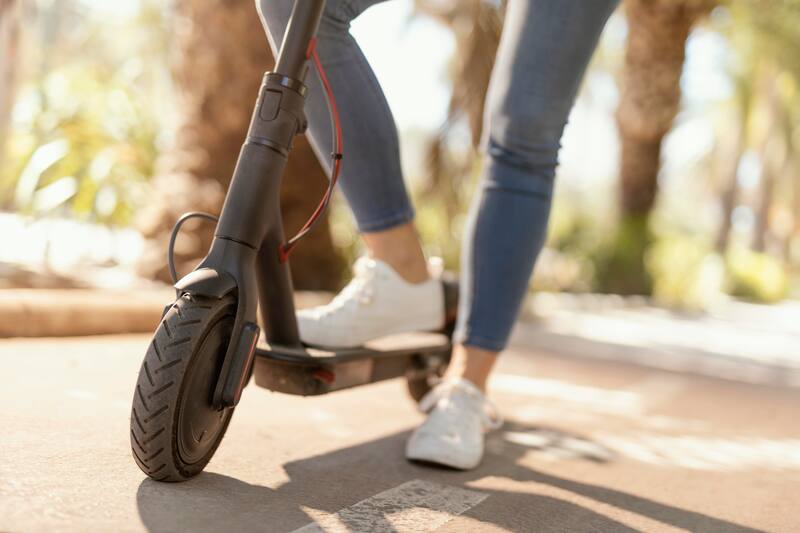 Ya es oficial | La DGT cambia la normativa para los patinetes eléctricos: cuál es la nueva edad mínima y de cuánto son las multas. Fuente: Freepik.