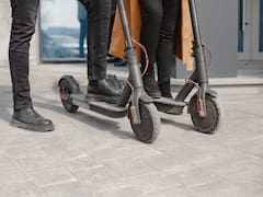 Ya es oficial | La DGT cambia la normativa para los patinetes eléctricos: cuál es la nueva edad mínima y de cuánto son las multas