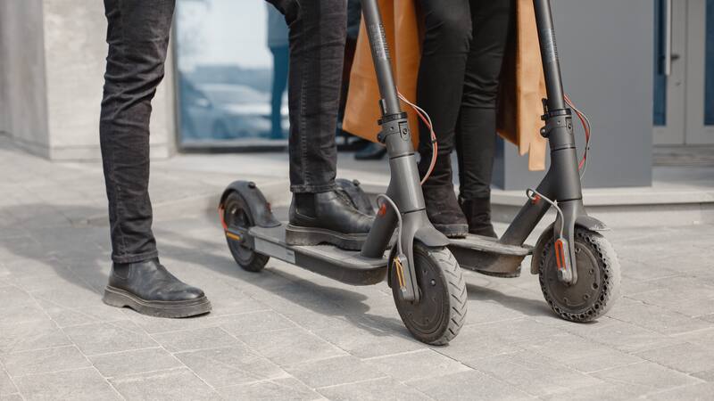 Ya es oficial | La DGT cambia la normativa para los patinetes eléctricos: cuál es la nueva edad mínima y de cuánto son las multas. Fuente: Freepik.