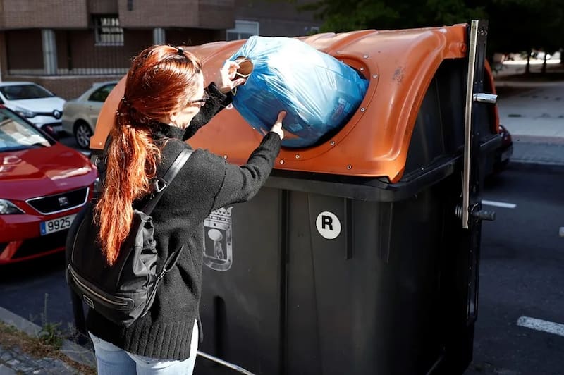 Por orden del Gobierno, la Policía de la Ciudad penalizará uno por uno a todos los ciudadanos que tiren basura en la calle.