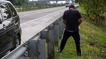 Ya es oficial | La Policía te multará por orinar en la calle o emborracharse en la vía pública