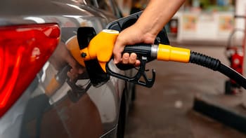 Medida extrema del Gobierno: congela el precio de la gasolina y fija un costo común en todo el país