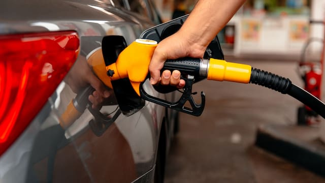 Medida extrema del Gobierno: congela el precio de la gasolina y fija un costo común en todo el país